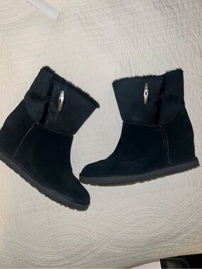 UGG Wedged Black Boot with Clasp